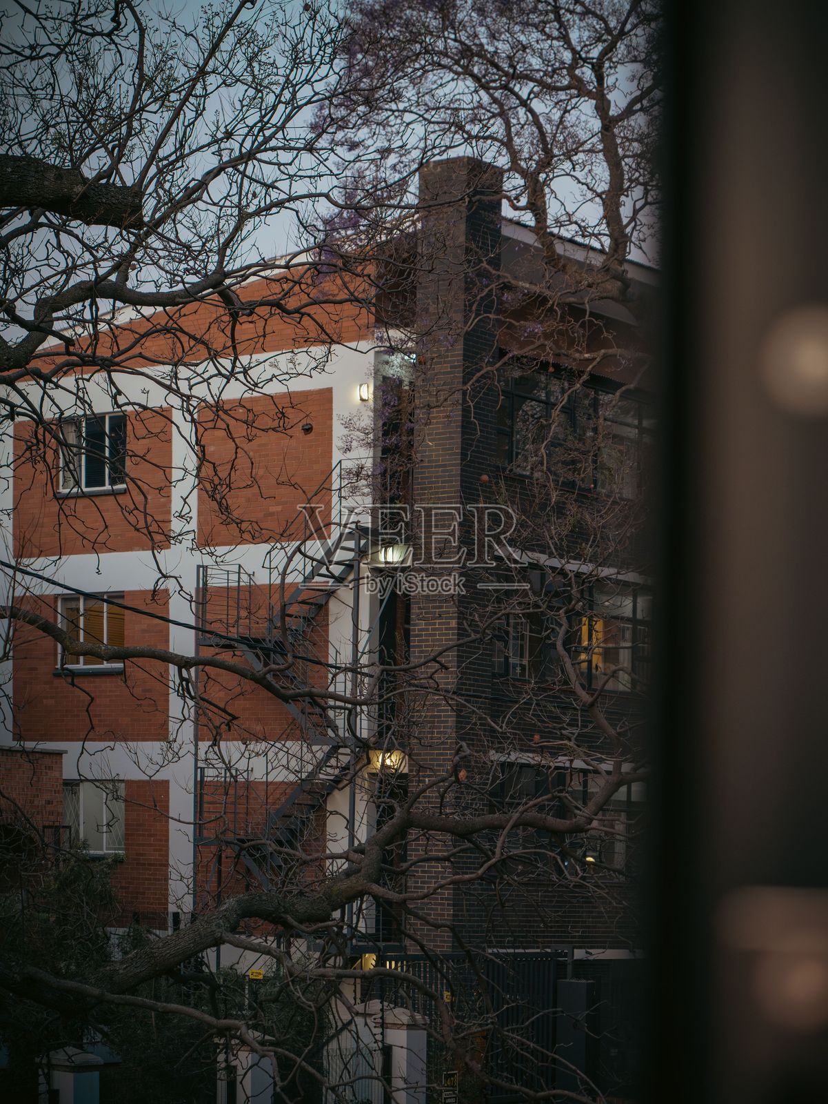 包括一个独特砖塔的砖建筑照片摄影图片