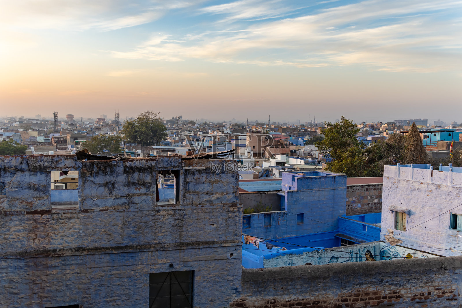 拥挤城市中的房屋与晨光明亮的戏剧性天空照片摄影图片