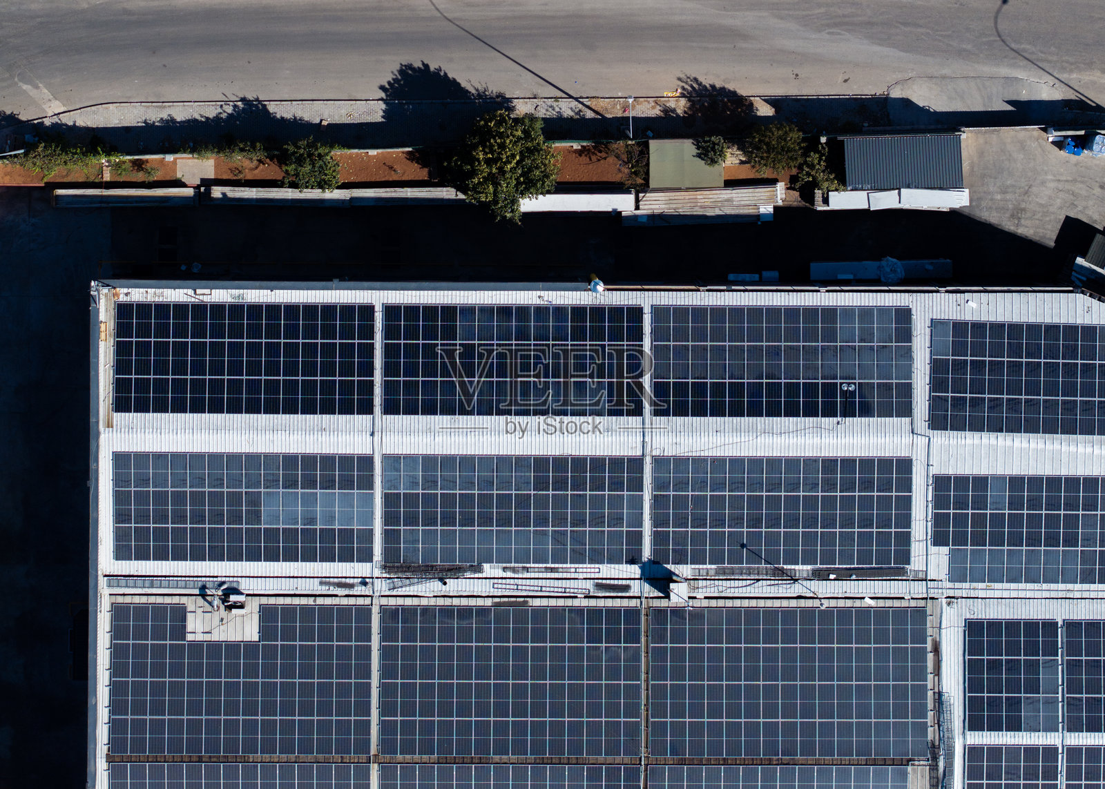 太阳能系统 清洁环境和可持续能源来源的太阳能。工作场所、大型仓库、加油站、谷仓、屋顶安装的太阳能电池板和开放土地的电力生产。照片摄影图片