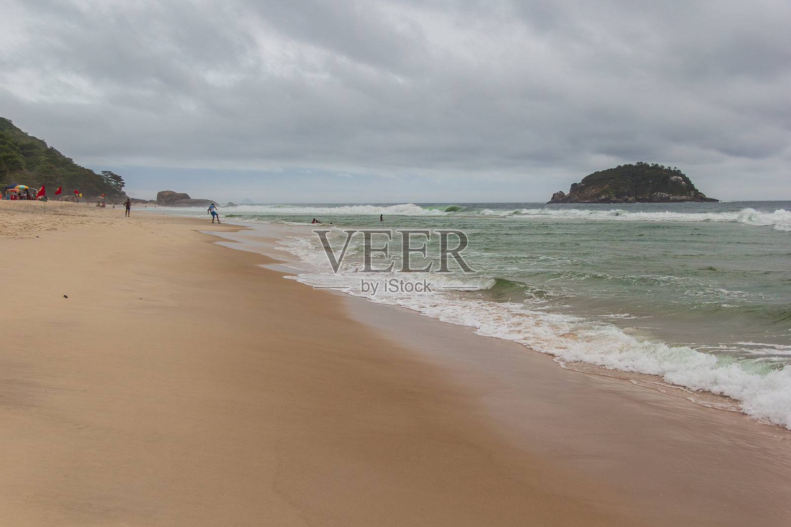 里约热内卢，巴西的格鲁马里海滩阴云密布的下午照片摄影图片