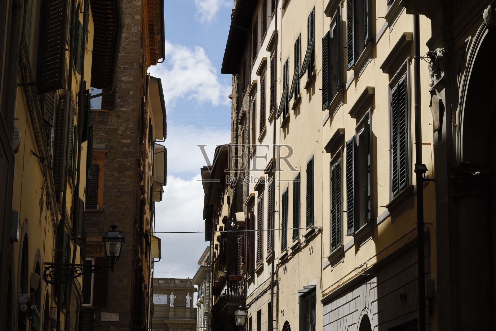 佛罗伦萨狭窄的街道与黄色建筑照片摄影图片