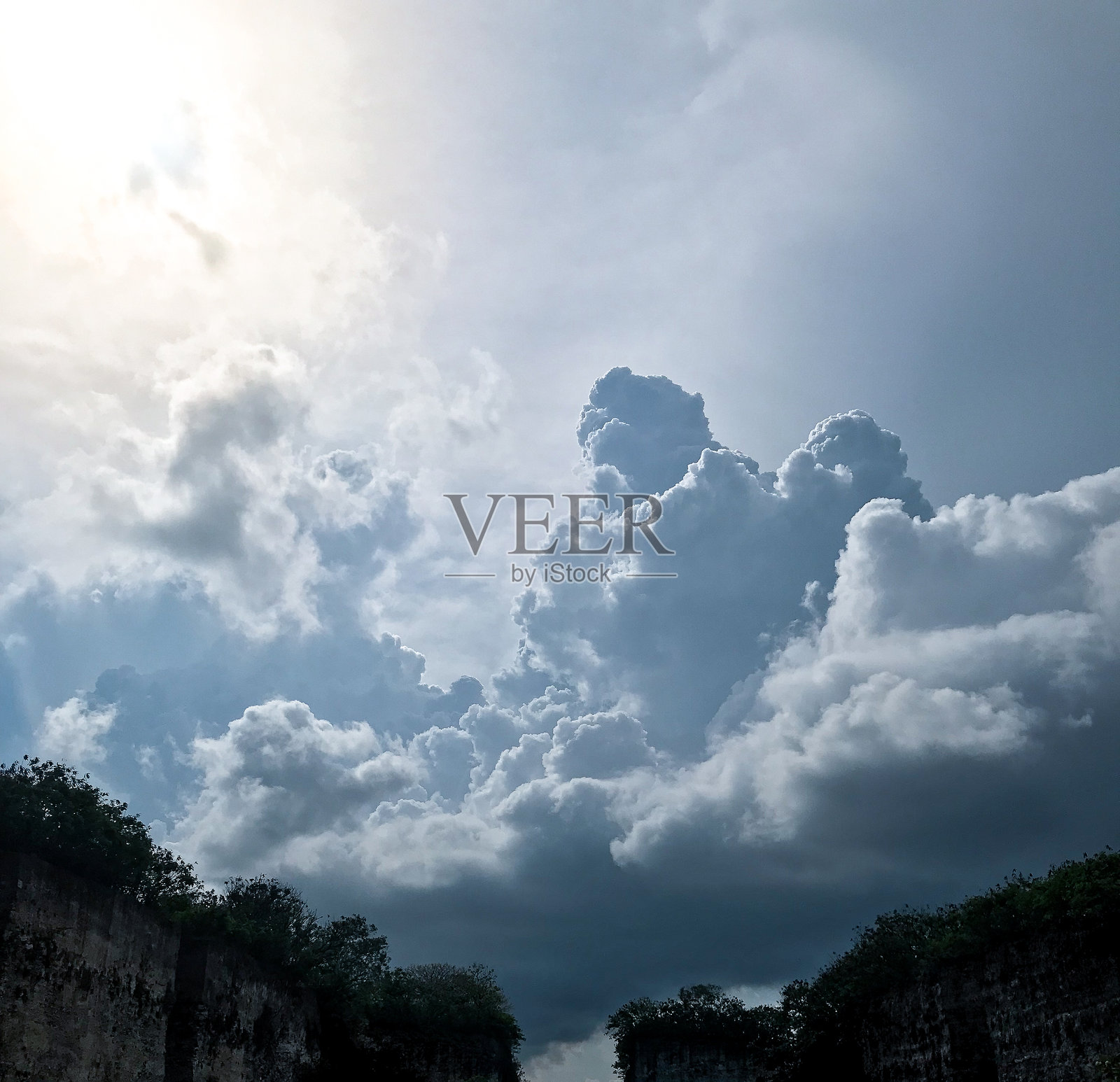 厚云覆盖的蓝天照片摄影图片