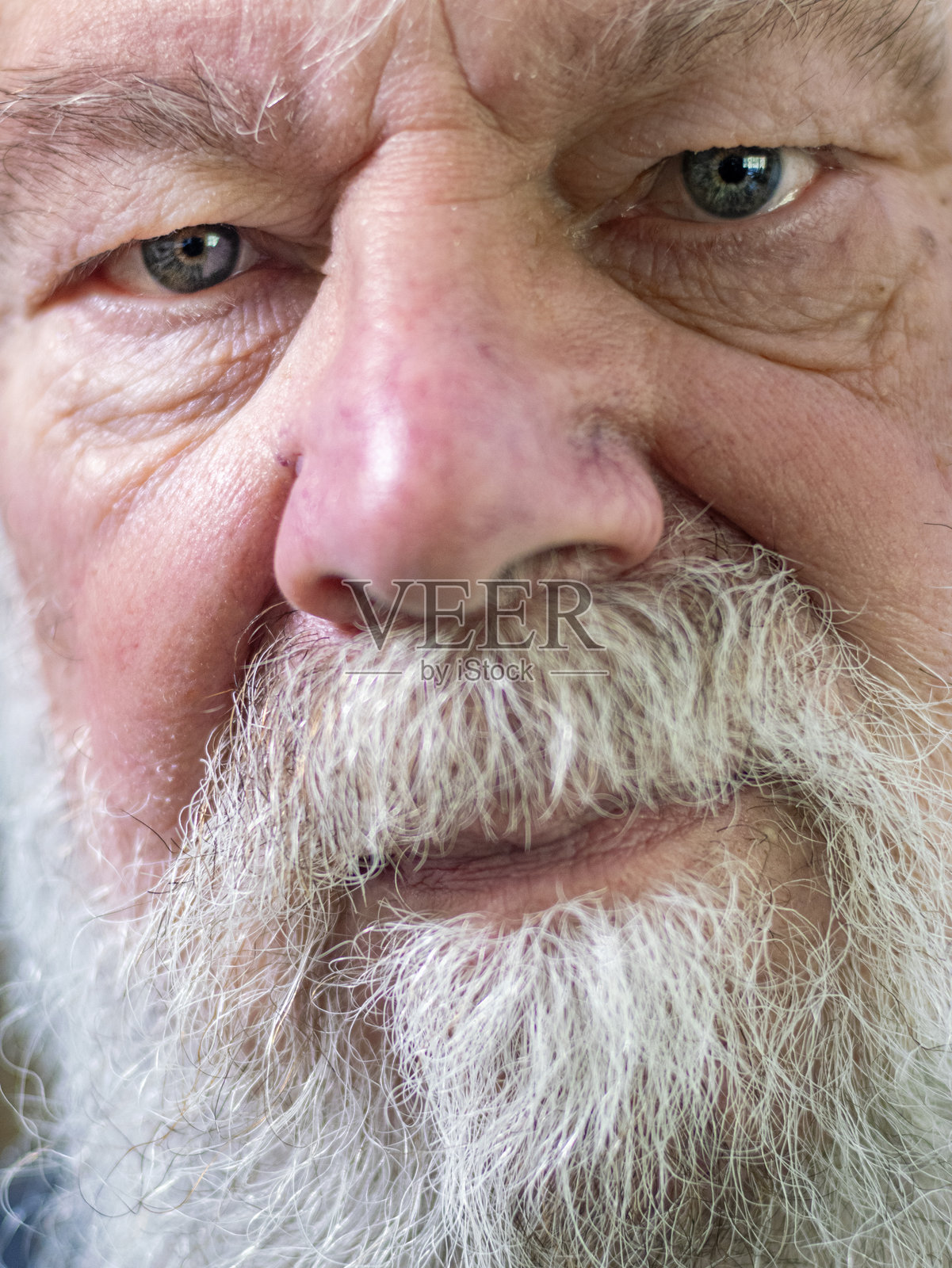 严肃的老年男性照片摄影图片