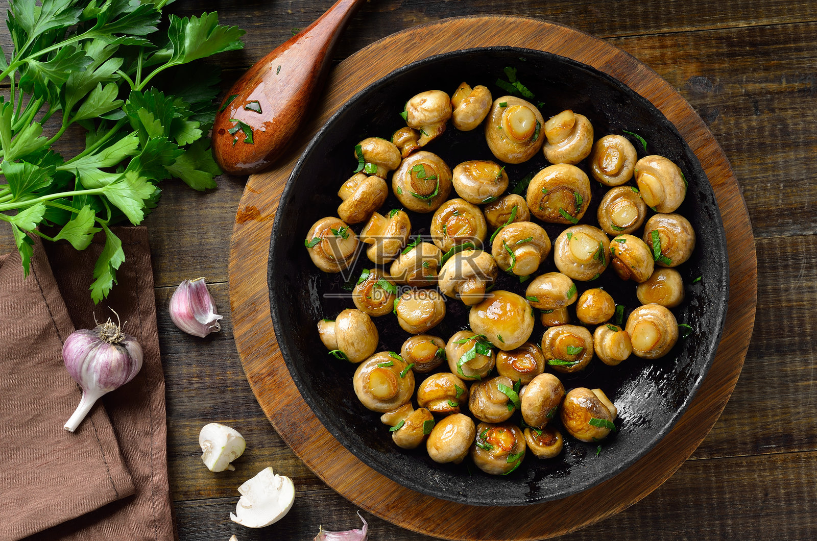 盘子上的熟蘑菇照片摄影图片