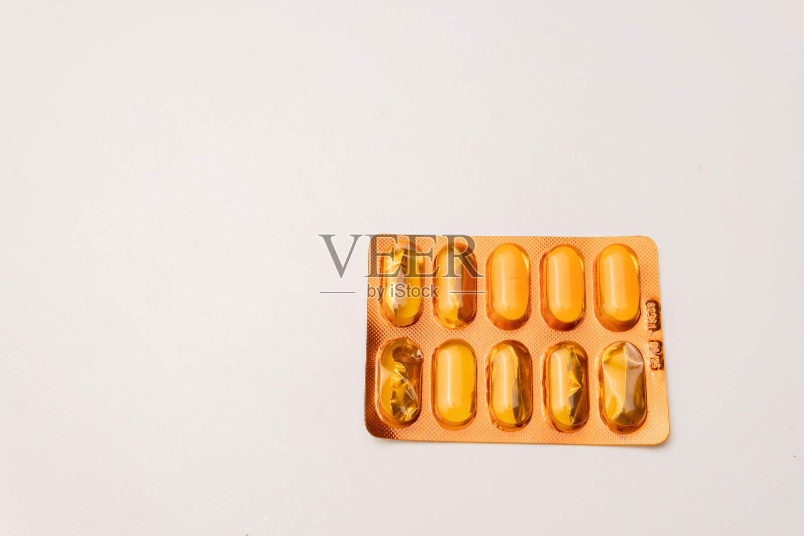 一包橙色药片的泡罩包装，孤立在白色背景上，已剪裁。照片摄影图片