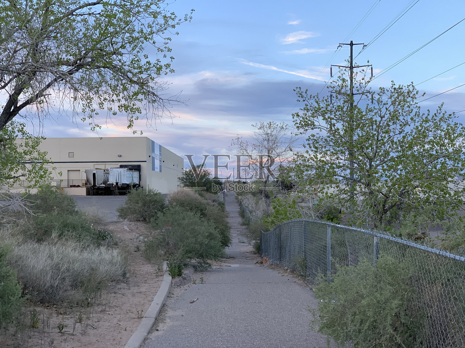 城市景观中的小径照片摄影图片