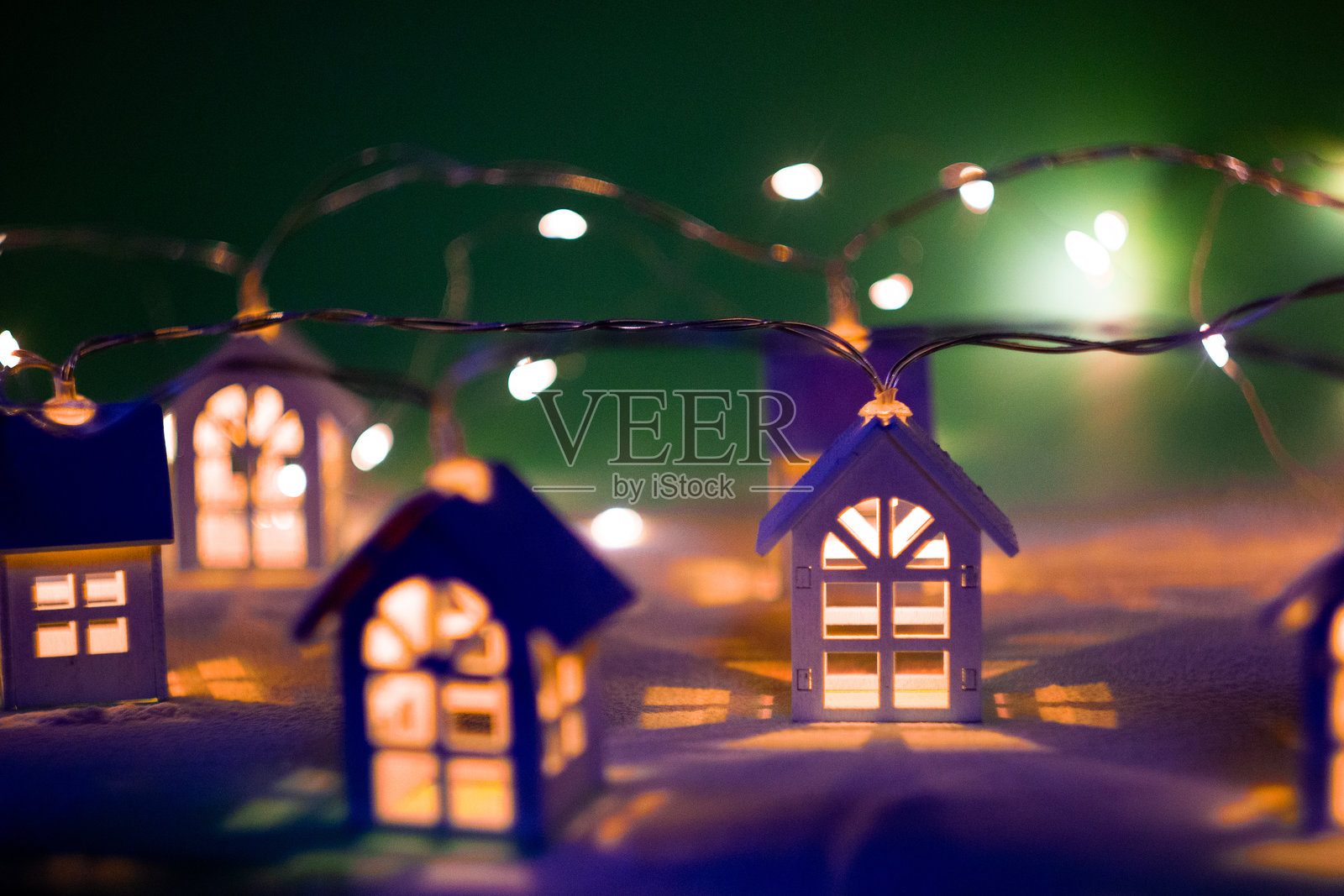 圣诞花环。可爱的小屋。照片摄影图片