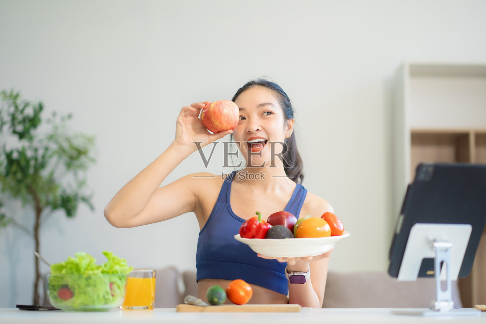 健康的女性在瑜伽训练后享受健康的水果早餐。健身，营养，家庭生活方式。照片摄影图片