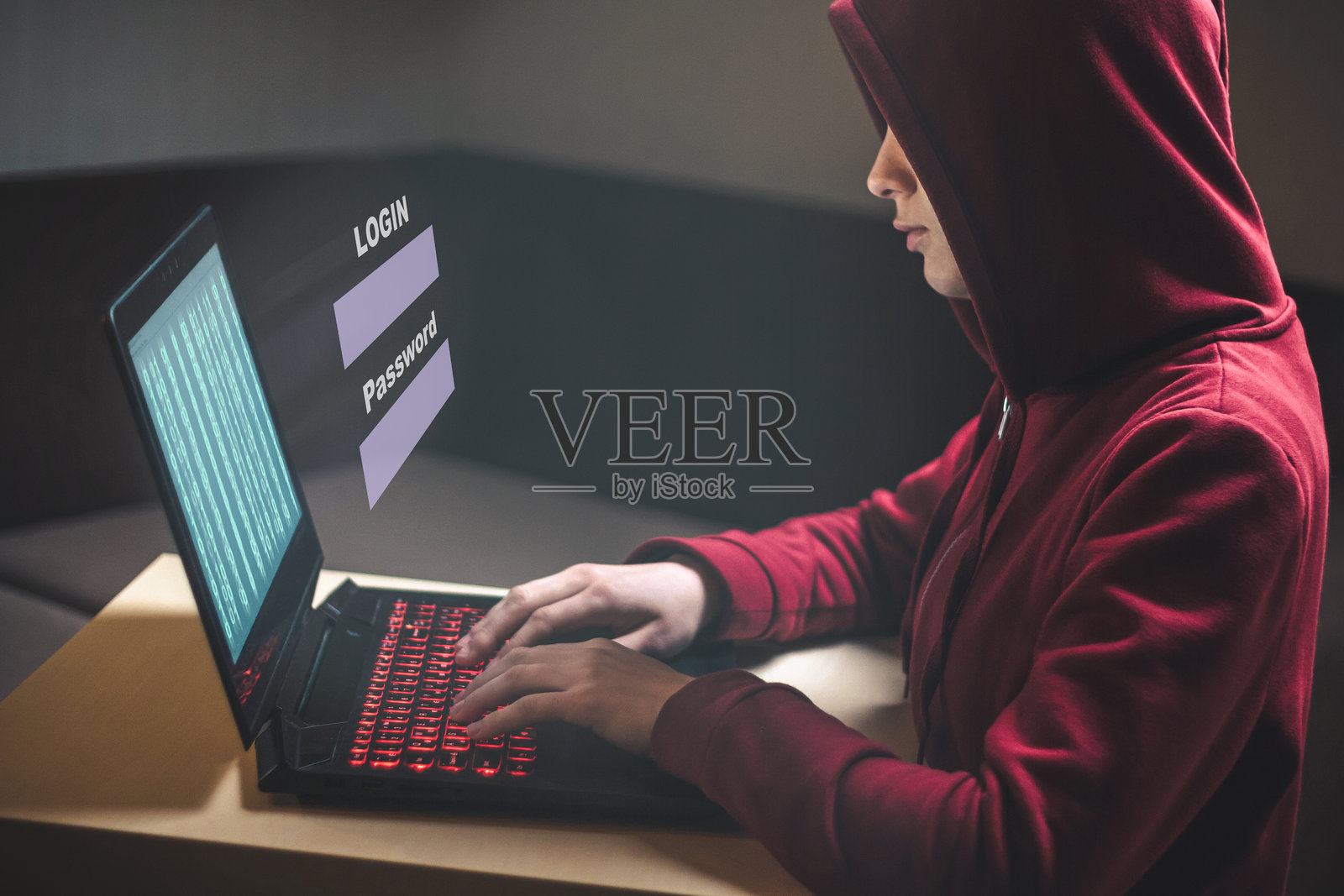 危险的带兜帽女性黑客入侵个人数据并感染系统病毒。黑客攻击，网络安全。黑客行为和身份盗窃，欺诈，诈骗概念。照片摄影图片