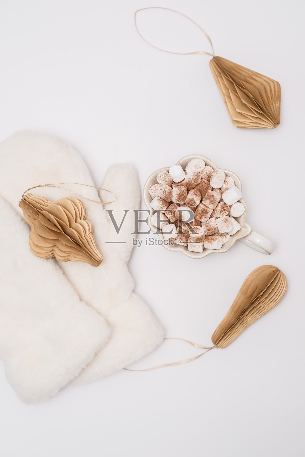 温馨的冬季热巧克力场景，装饰着可爱的装饰品和温暖的氛围照片摄影图片