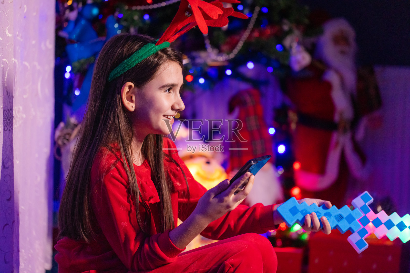 妈妈让我在手机上玩游戏。照片摄影图片