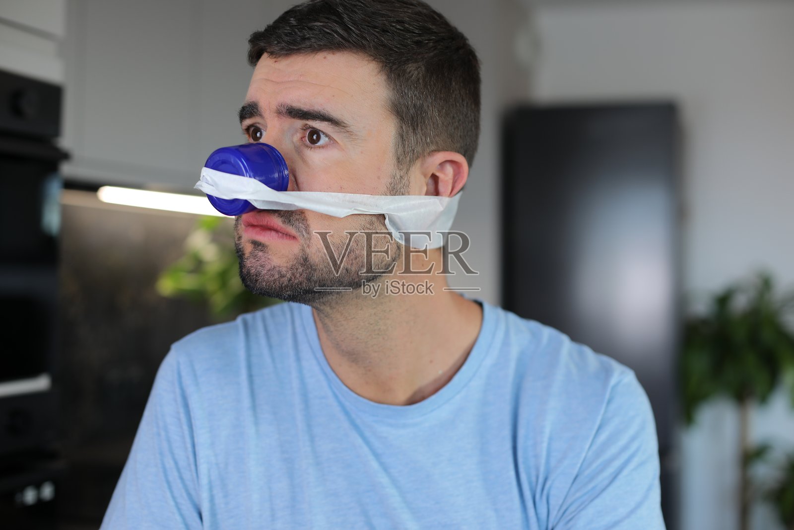 男子使用薄荷呼吸疗法照片摄影图片