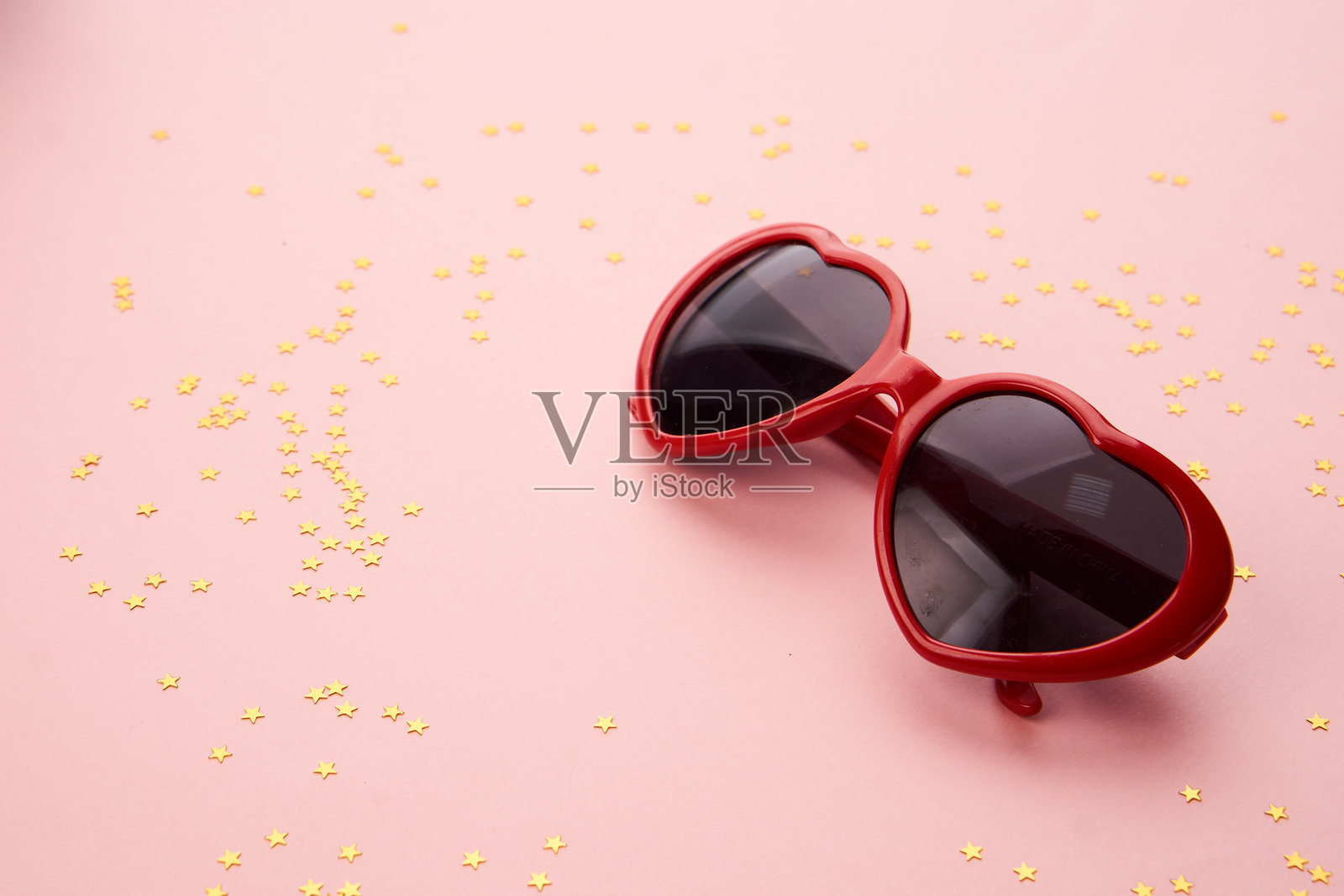 粉色背景上的红框眼镜照片摄影图片