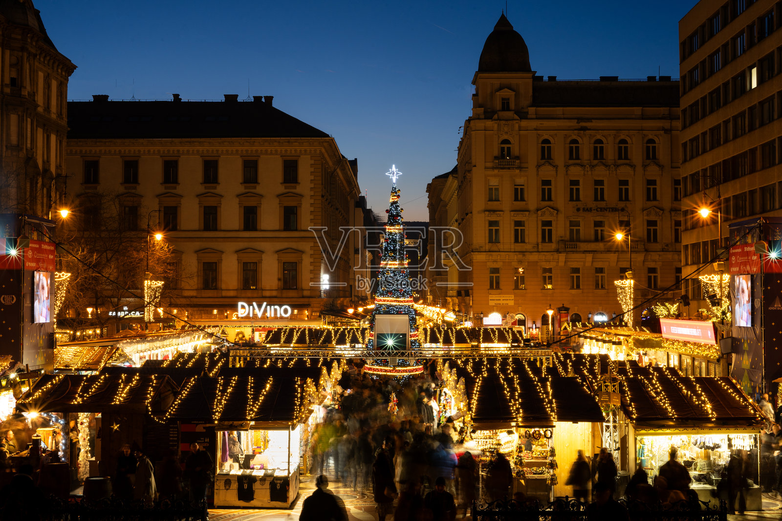 圣伊什特万大教堂前广场的圣诞降临节集市,五光十色的灯光闪烁。照片摄影图片