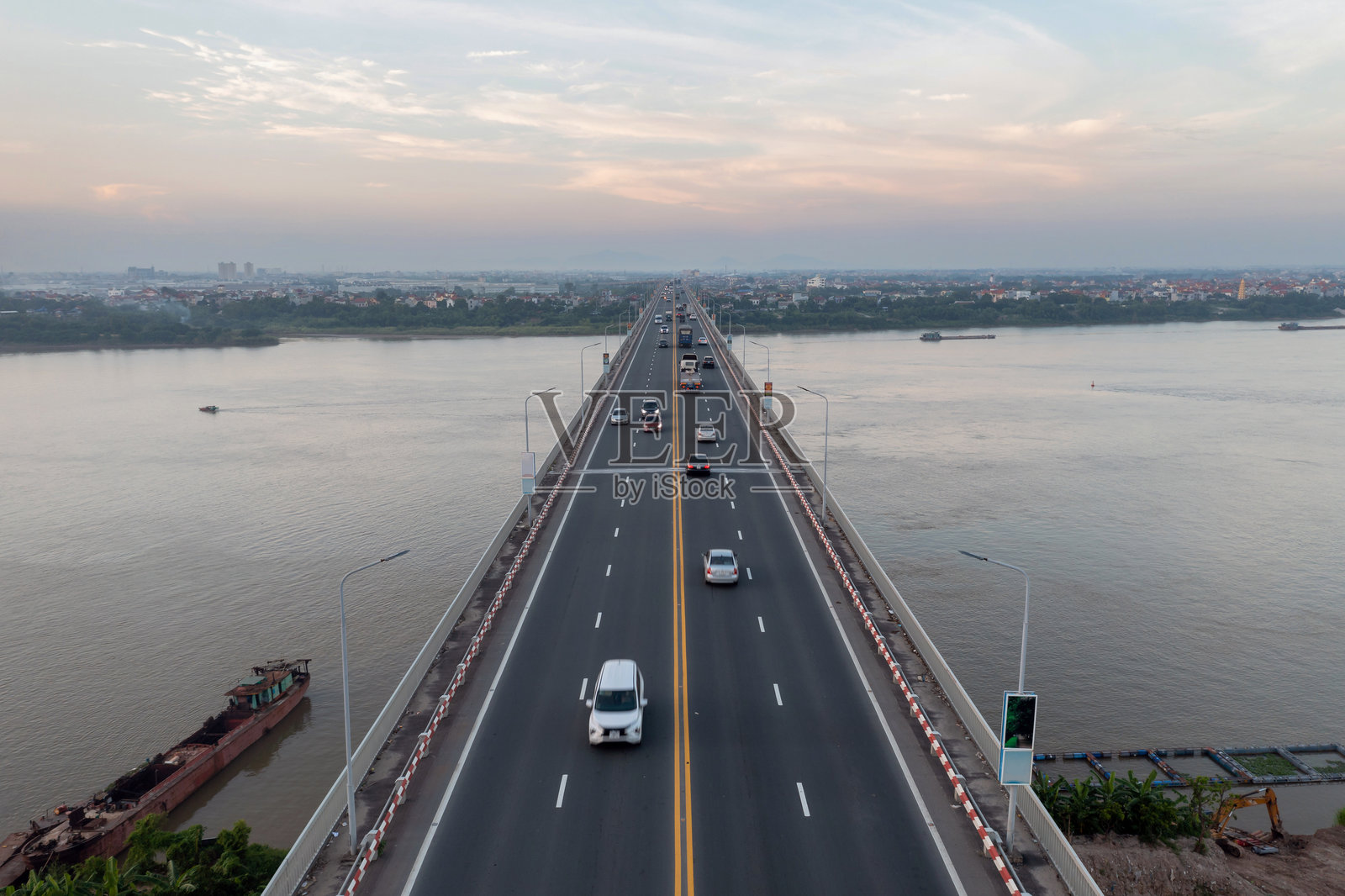 河内越南的红河上跨越的升龙桥照片摄影图片