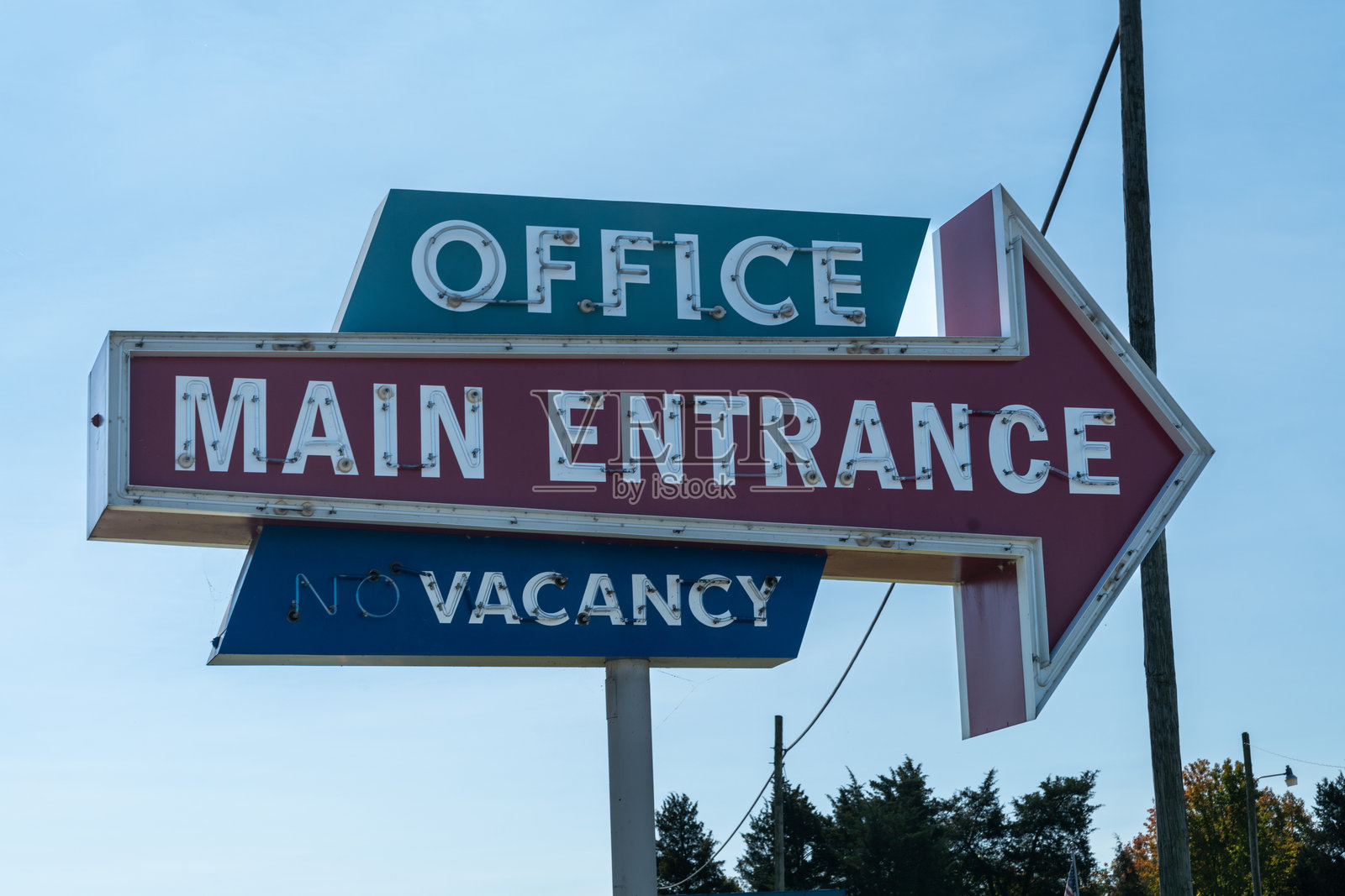 复古风格的霓虹灯招牌，适用于酒店办公室和主入口。空房间招牌照片摄影图片