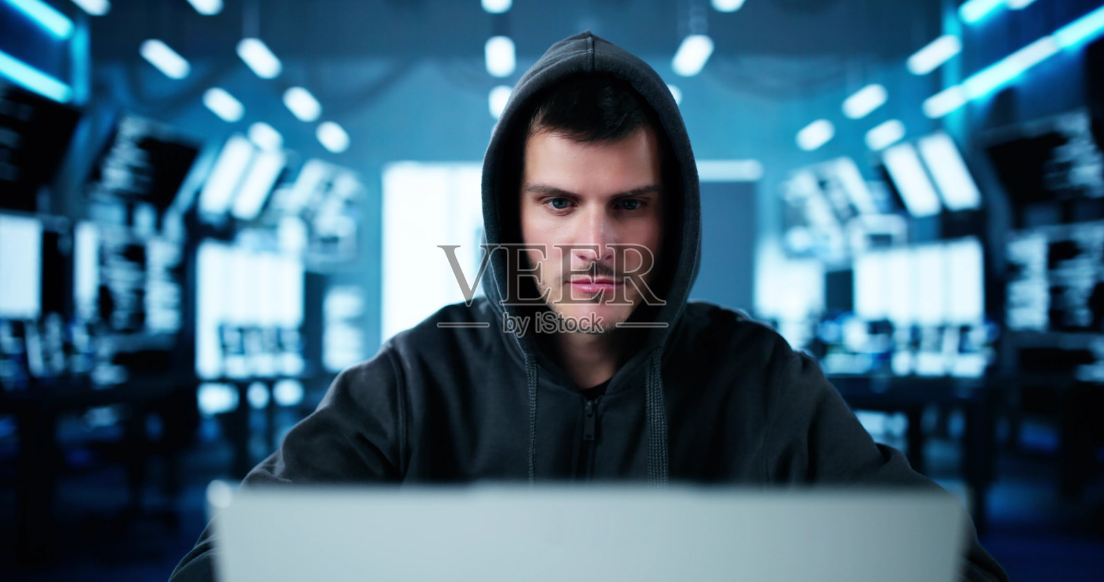 网络安全风险。盗贼正在黑客攻击照片摄影图片