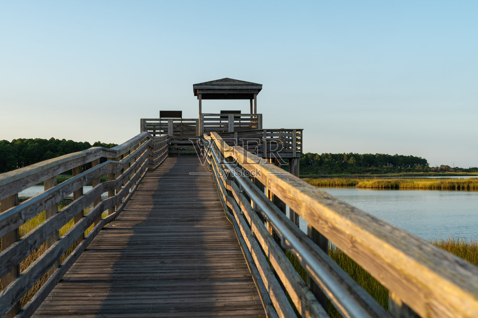 博迪岛灯塔附近的哈特拉斯国家海岸步道区，俯瞰湿地景观照片摄影图片