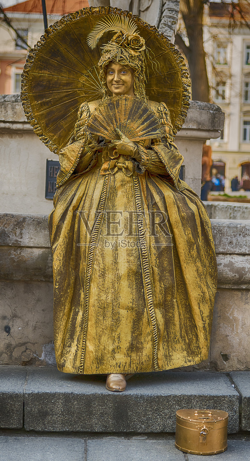 穿着彩色衣服并摆姿势的女性。照片摄影图片