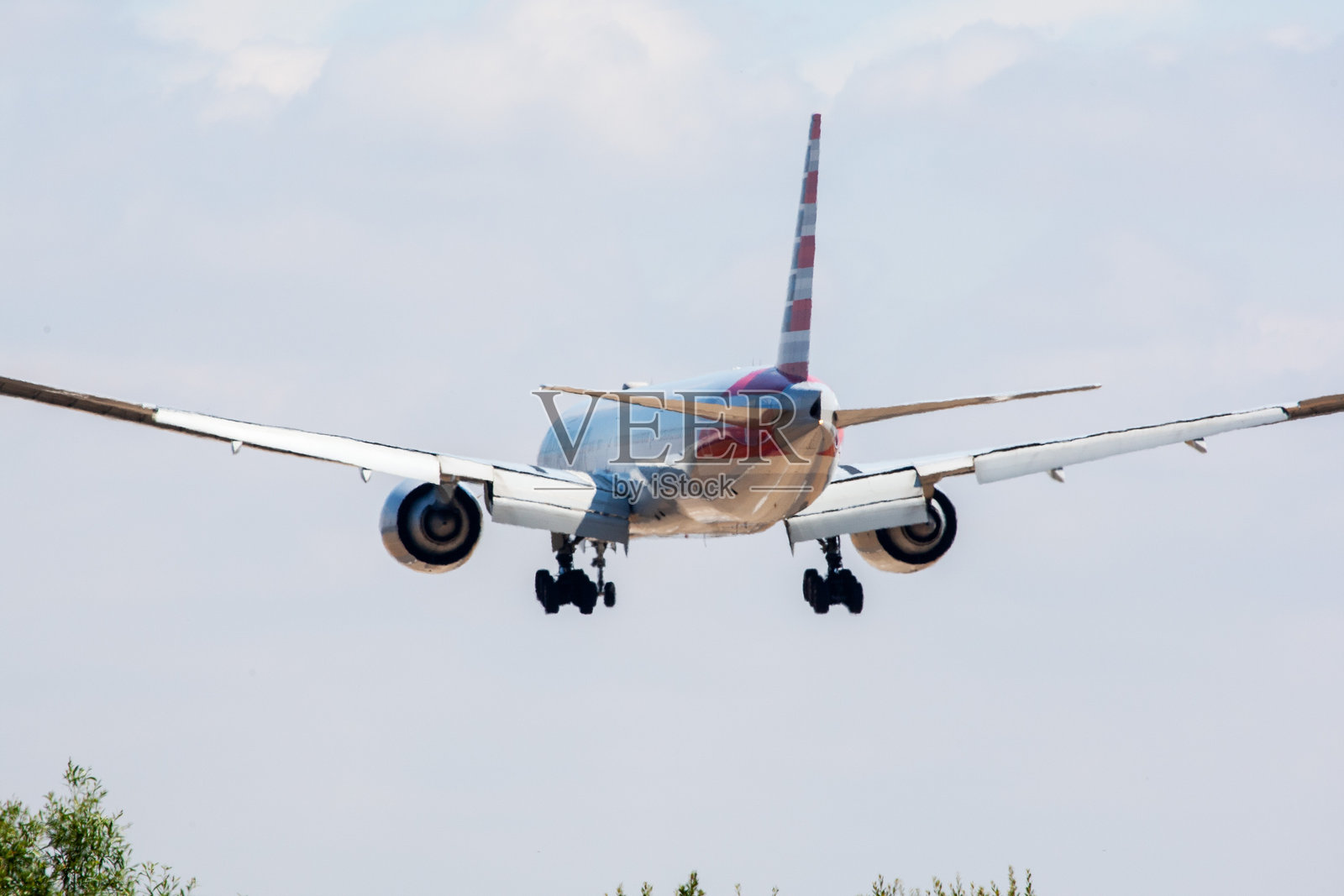 美国航空公司低空接近伦敦希思罗机场，英国 2018年11月7日照片摄影图片