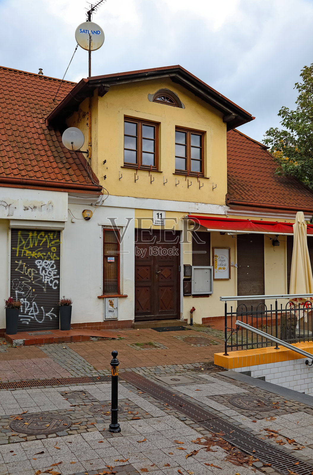 这座小建筑位于波兰索波特，里面有一家小餐馆。照片摄影图片