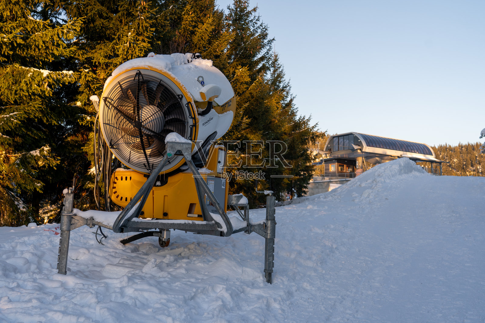天空桥721，捷克共和国下摩拉维亚 - 2024年12月1日：雪炮。人造雪照片摄影图片