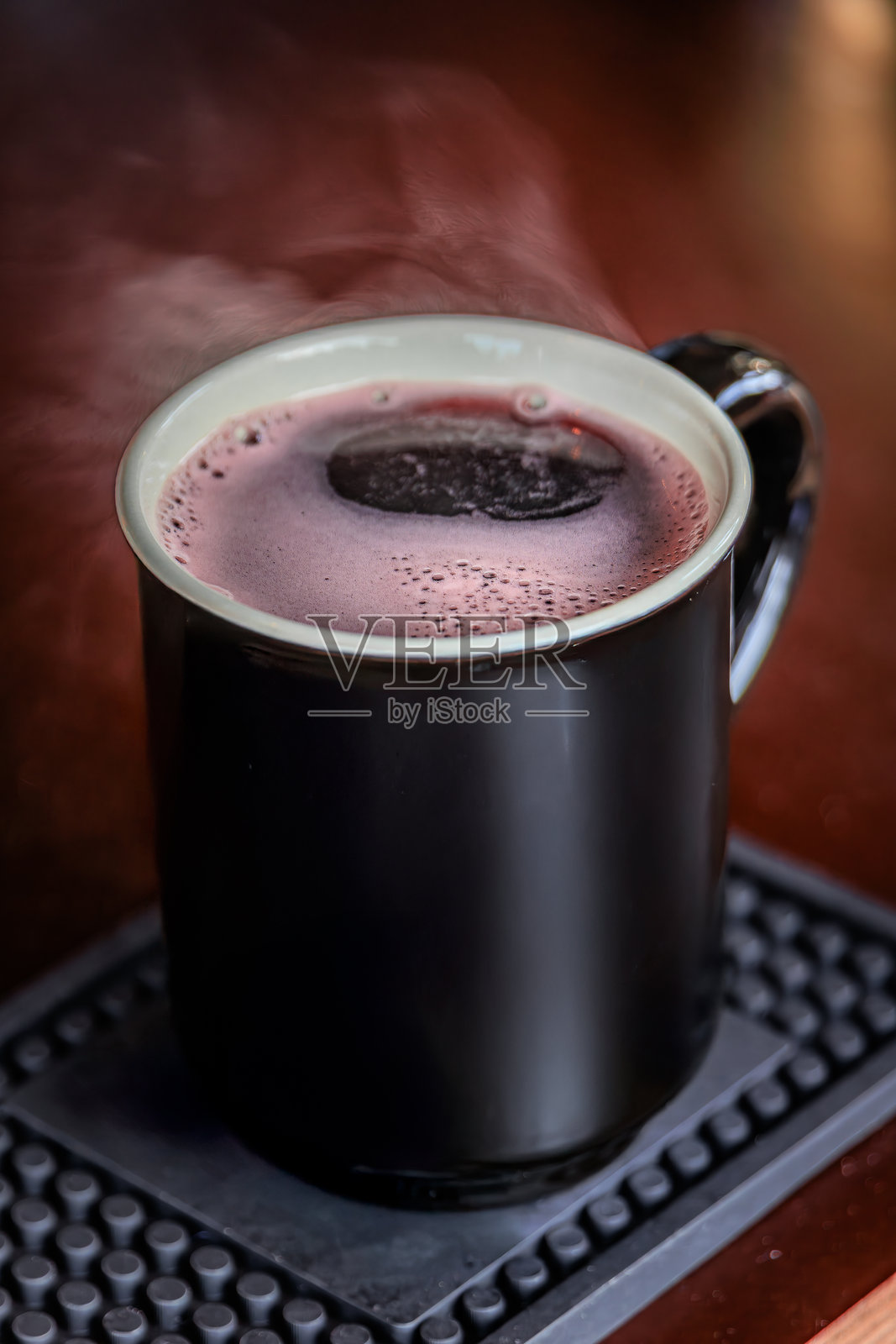 一杯热腾腾的香料红酒或热红酒，苏黎世圣诞市场，瑞士照片摄影图片