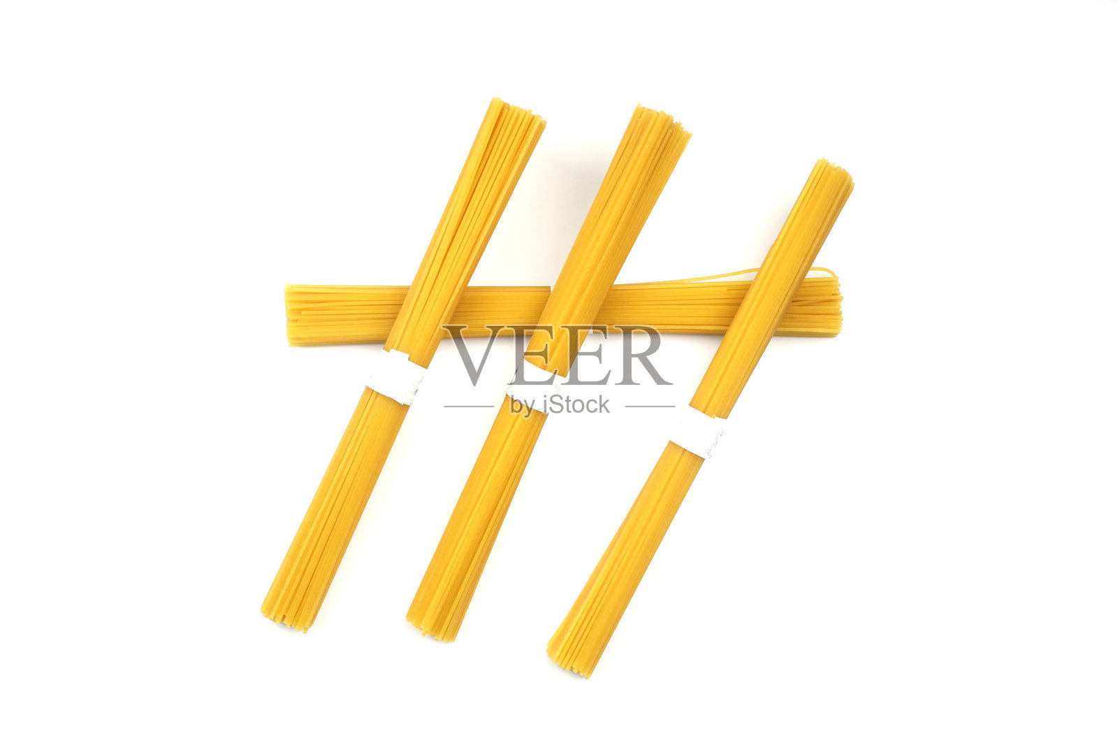 白色背景上的一堆意大利面，俯视图照片摄影图片