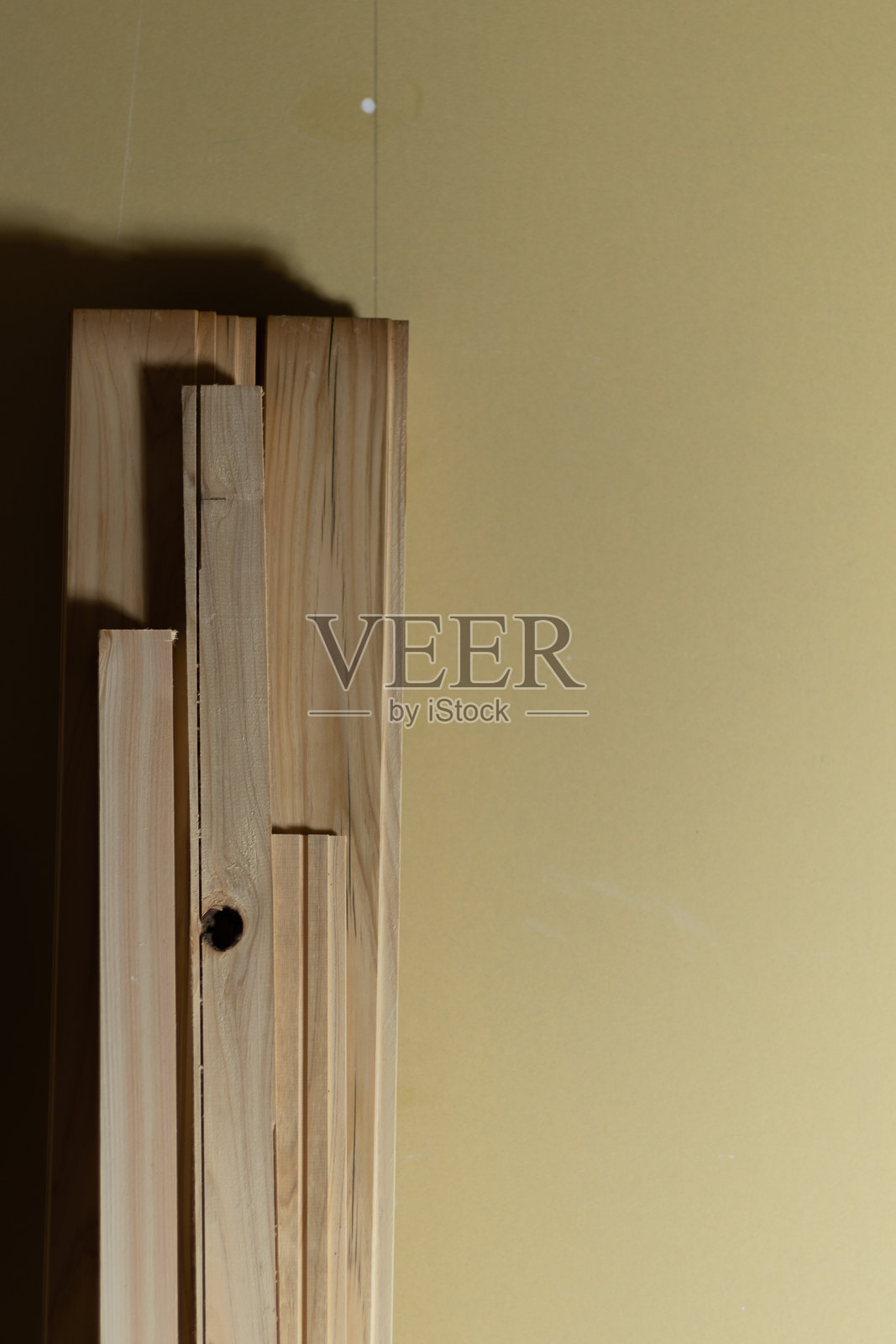 木材靠在正在施工的房间墙上照片摄影图片