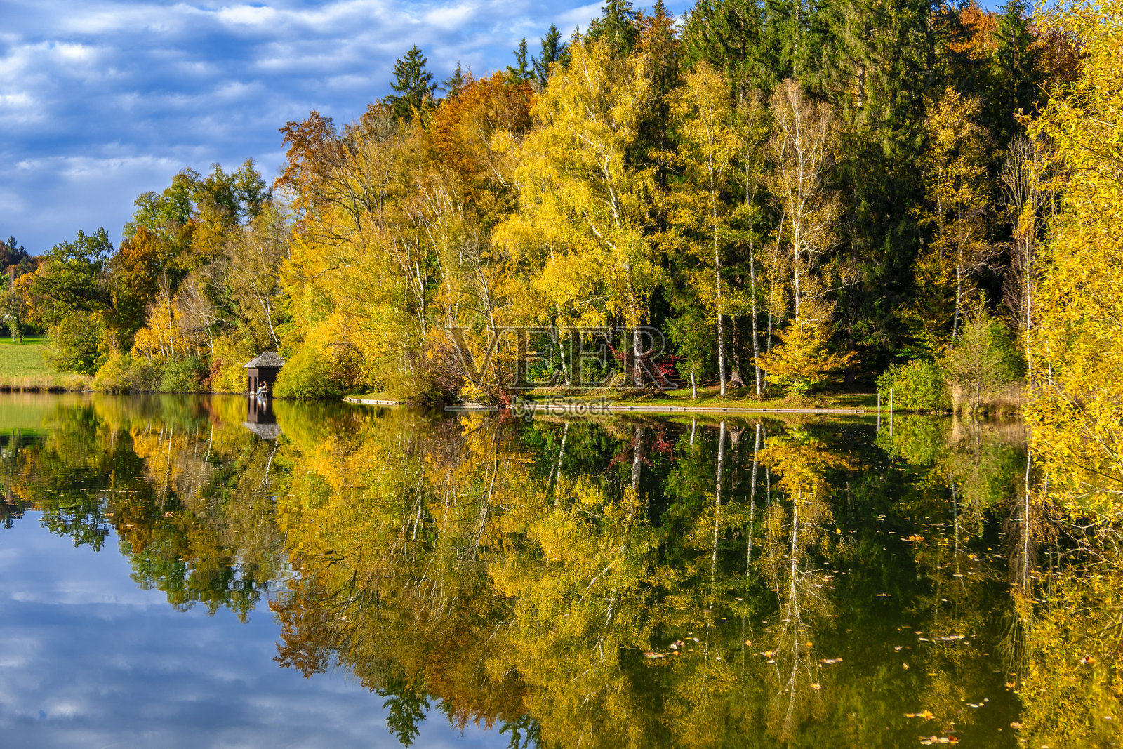 德国巴伐利亚州哈尔湖的秋季氛围照片摄影图片