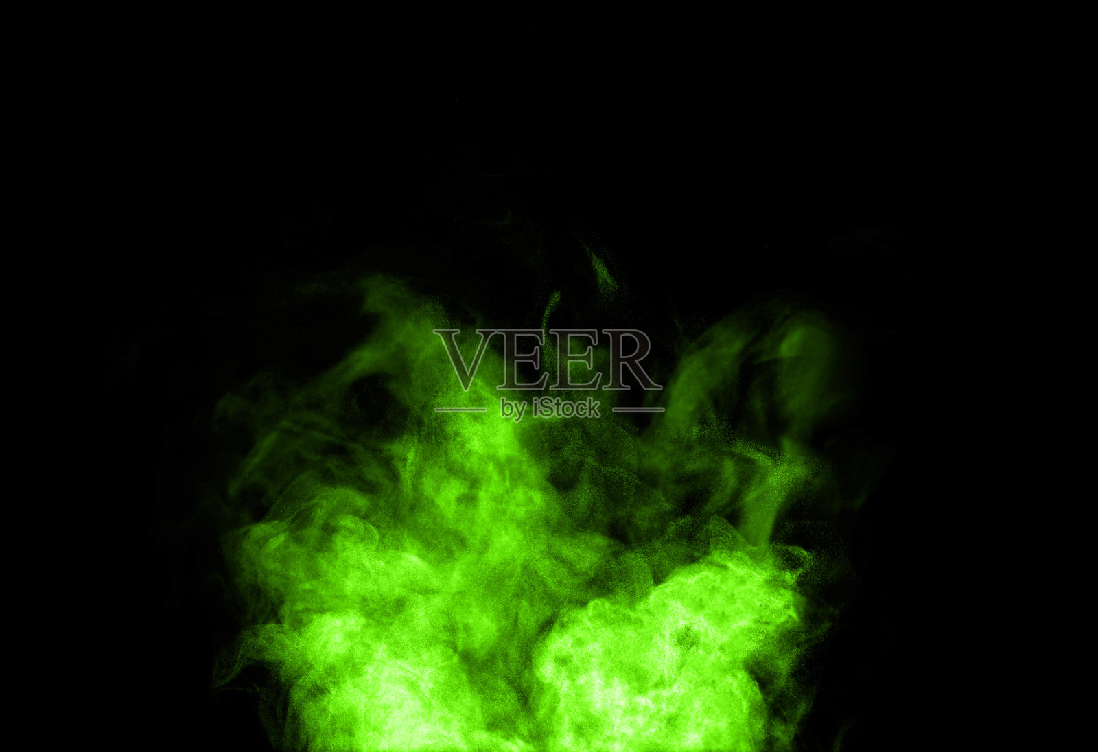 黑色背景上升起的绿色粉末烟雾照片摄影图片
