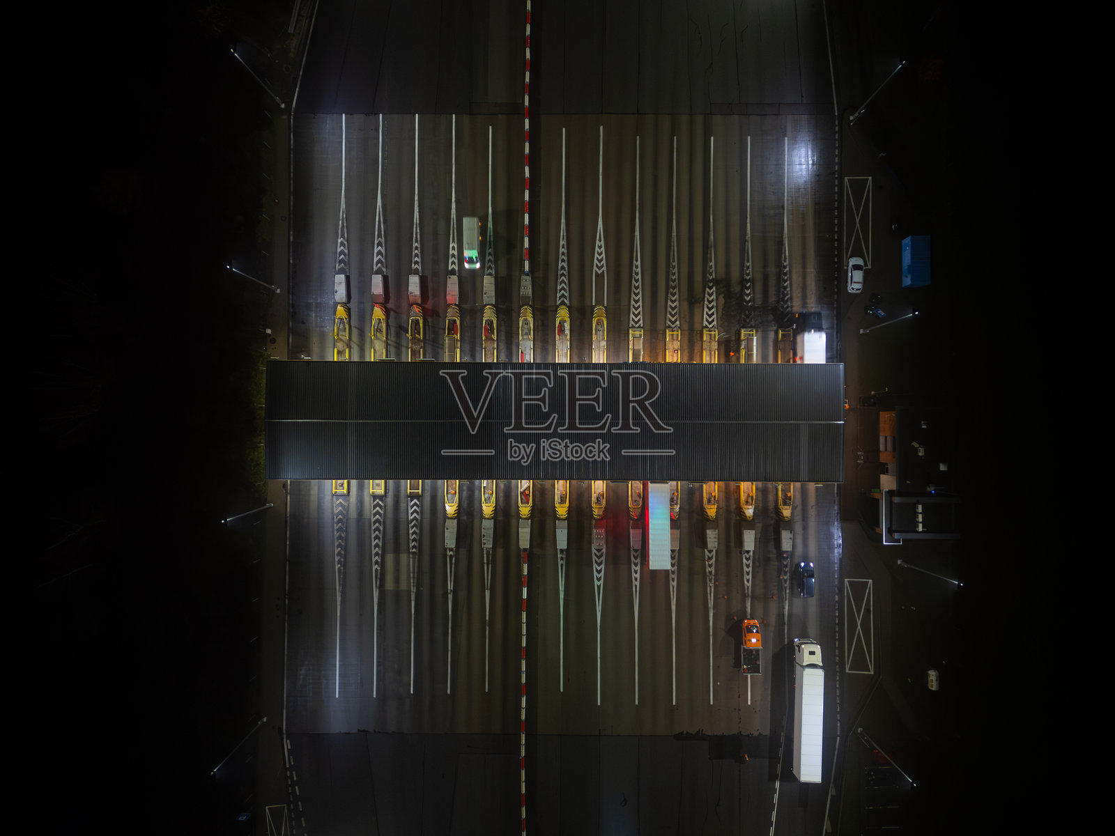 波兰A1高速公路收费站的夜间航拍视图，模糊的汽车和卡车。照片摄影图片