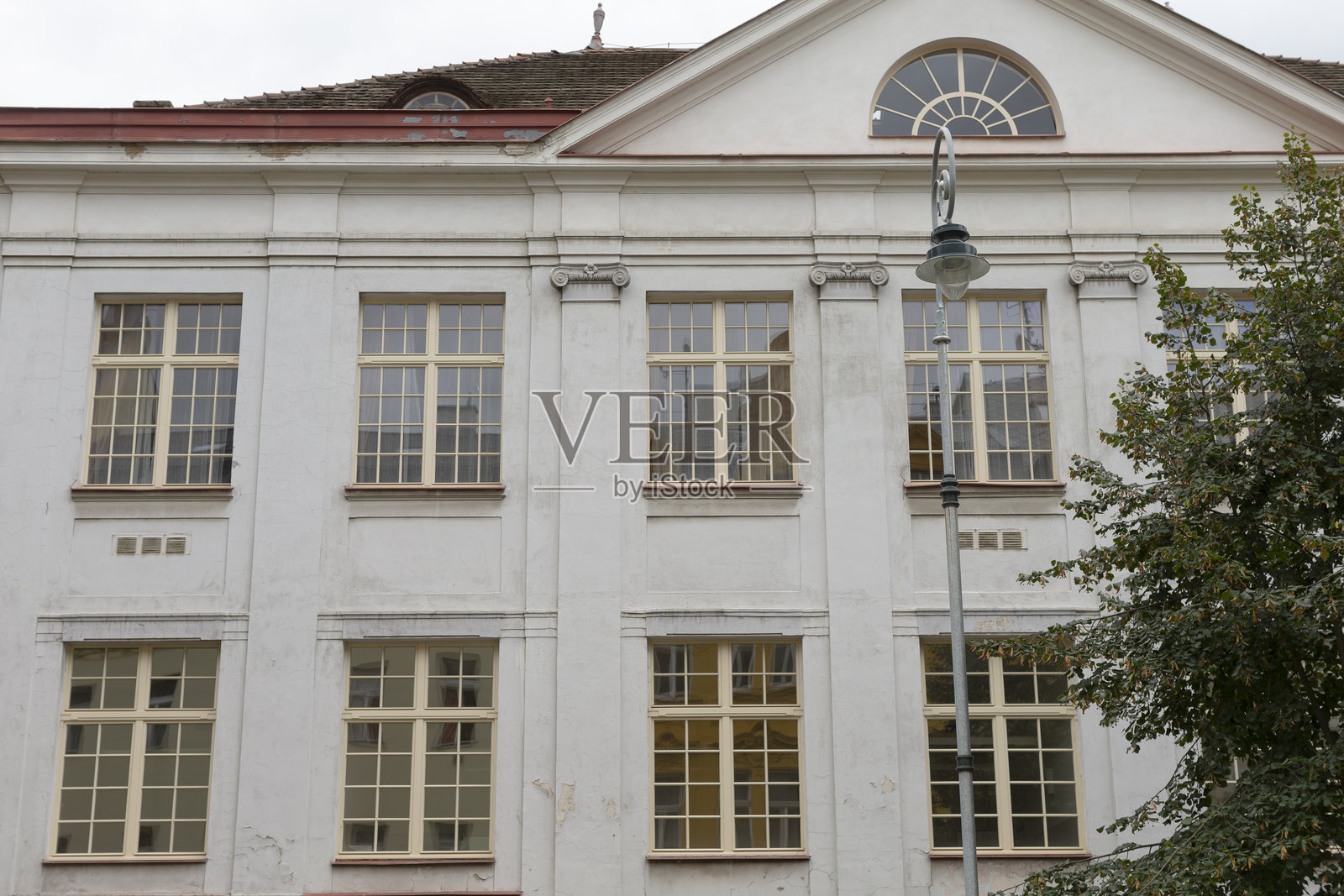 历史建筑立面，带有窗户和建筑细节照片摄影图片