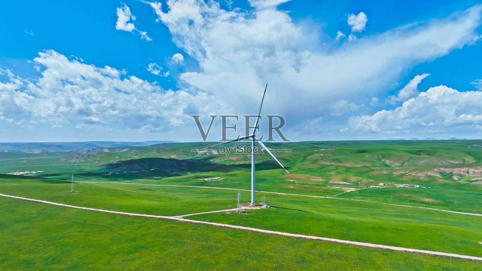青海省祁连山草原风电站风景，阿亚。照片摄影图片