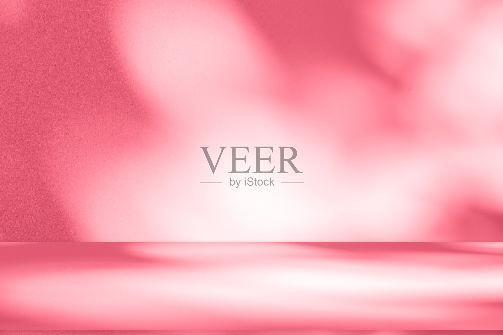 墙面室内背景，工作室和背景布展示产品，窗户投射的阴影，白色和粉色光线。适合文本插入和产品展示的背景。照片摄影图片