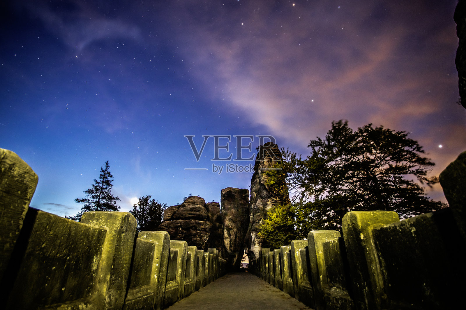 萨克森瑞士的巴斯泰桥夜景，德国照片摄影图片