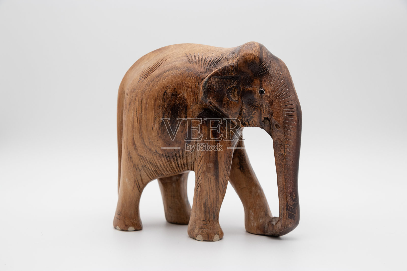 白色背景上的乡村风格木制大象雕塑照片摄影图片