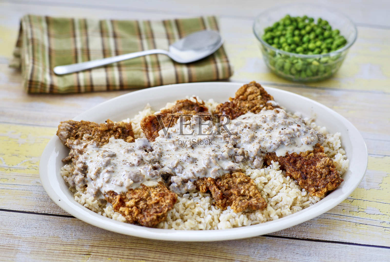 香炸鹿肉牛排配香肠肉汁照片摄影图片