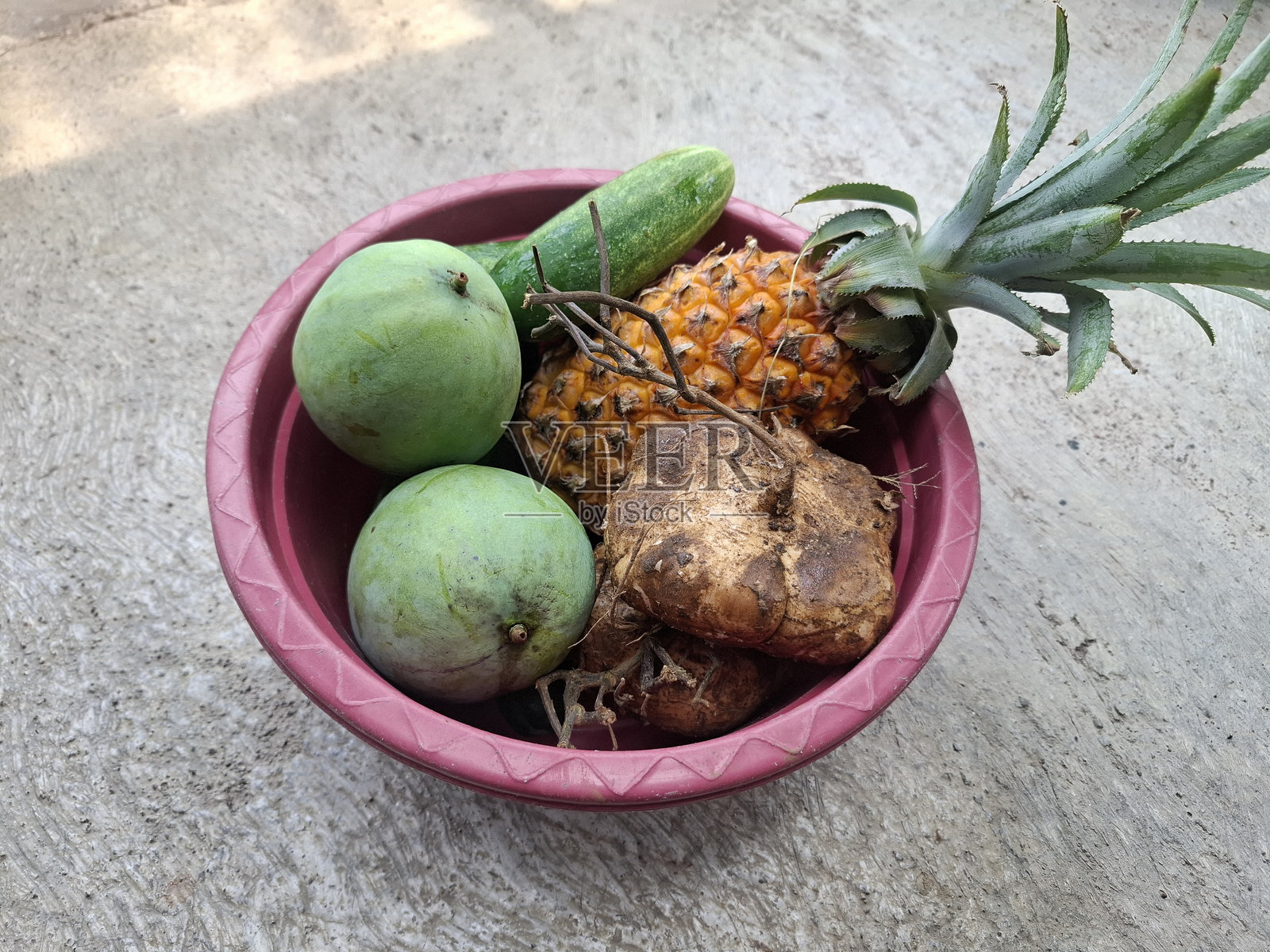 各种水果用于制作典型的印尼水果沙拉，称为鲁扎克照片摄影图片