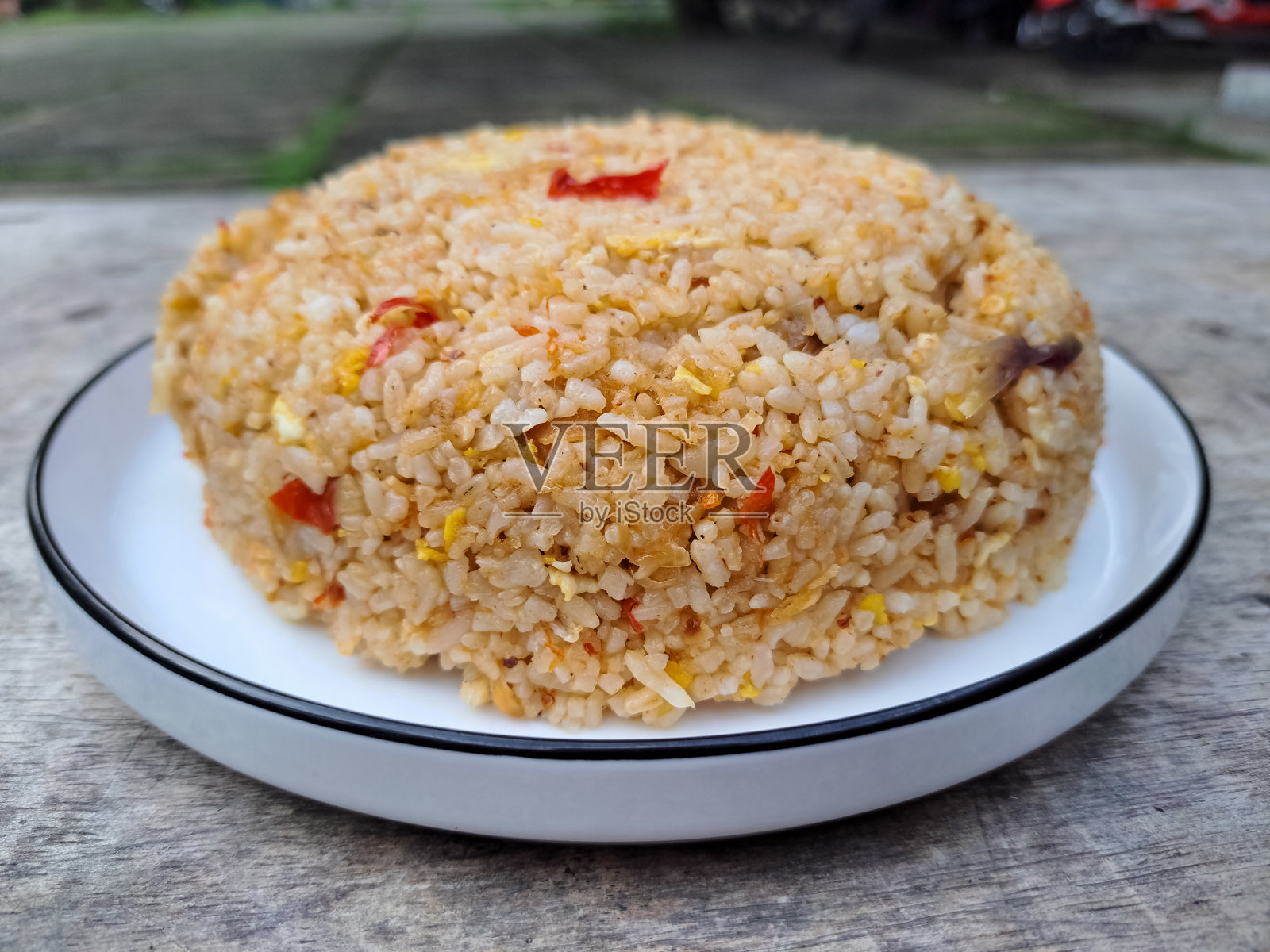 美味的炒饭或印尼炒饭在盘子里。菜单。照片摄影图片