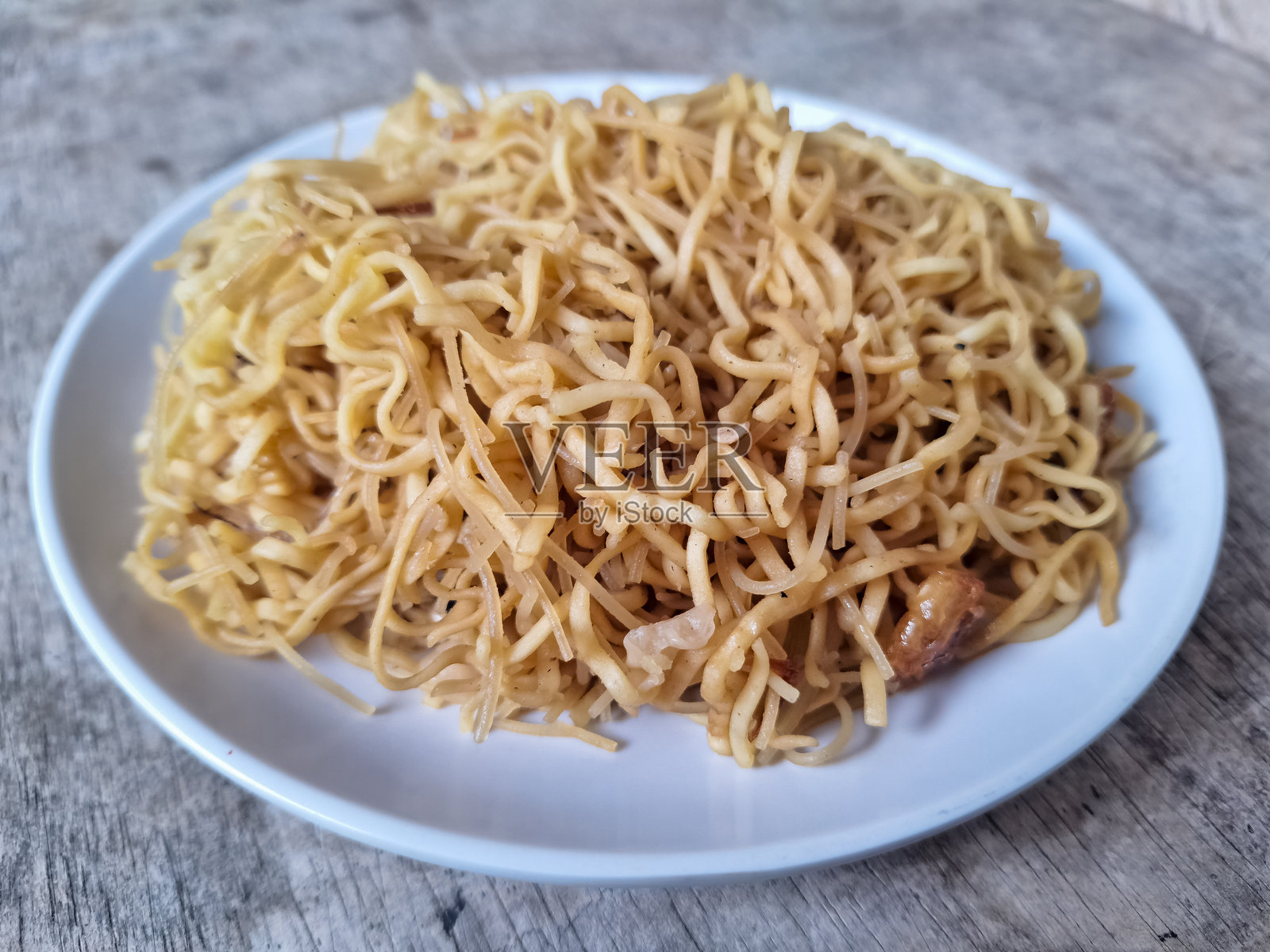 炸面条或印尼炒面在盘子上。菜单。照片摄影图片