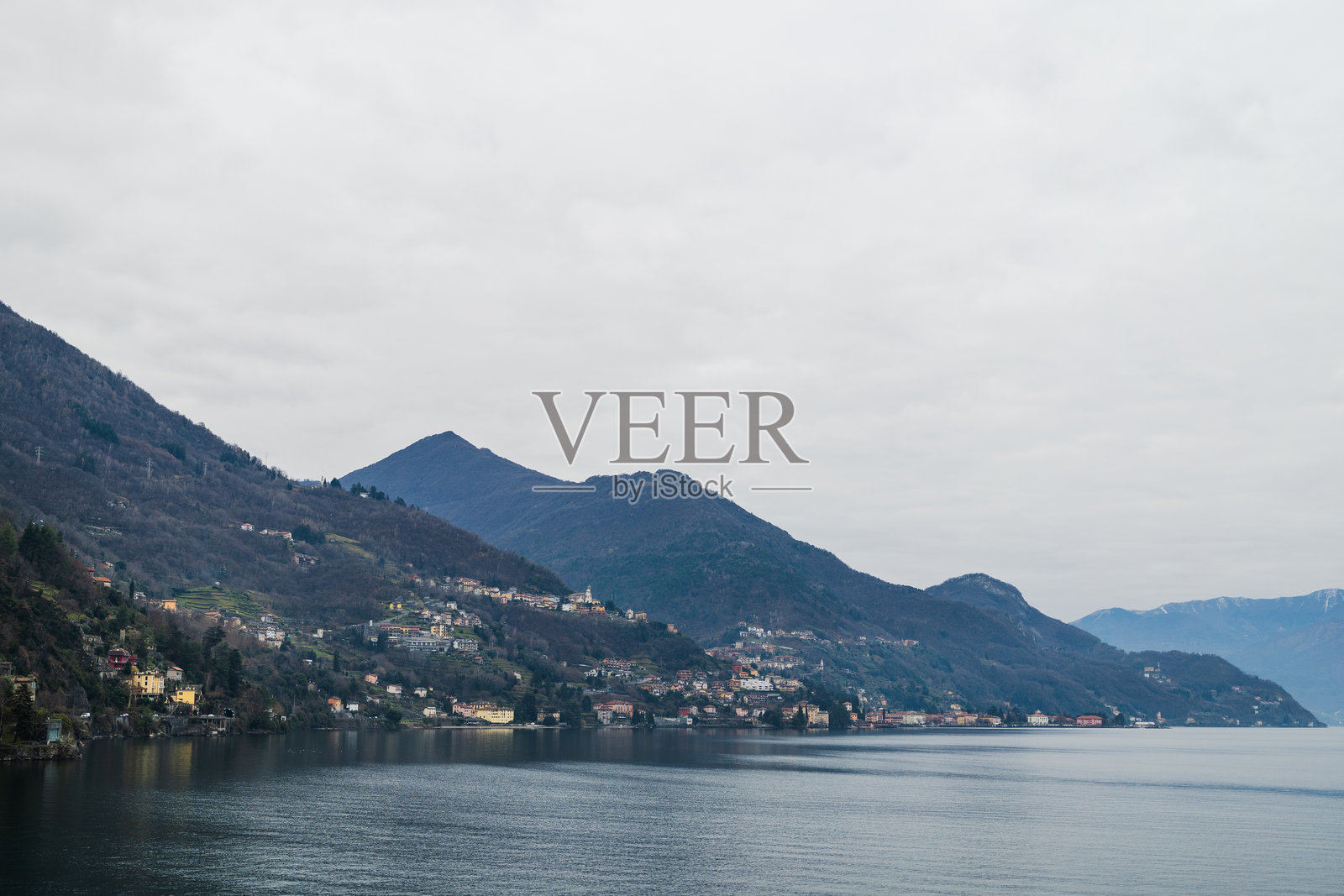 意大利科莫湖畔的山脉与村庄照片摄影图片