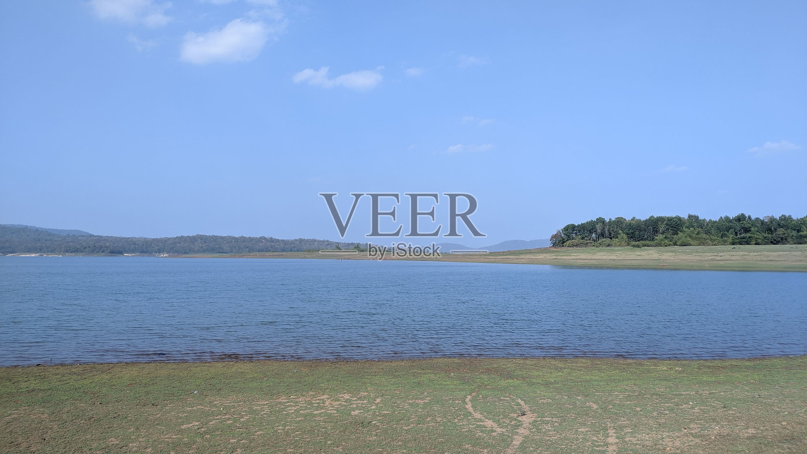 宁静的湖泊风景，湛蓝的天空。印度卡纳塔克邦科达古。照片摄影图片