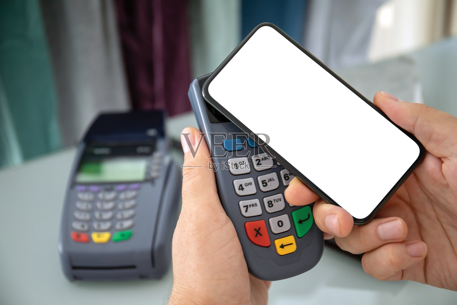 男子在网上终端进行手机付款购买照片摄影图片