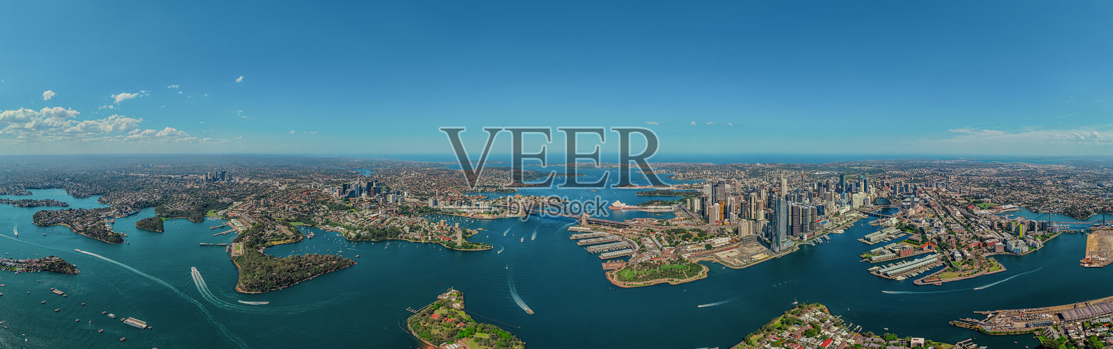 悉尼港和达令港的鸟瞰图，展现了悉尼中央商务区和海港大桥，背景是温暖的夏日蓝天，澳大利亚新南威尔士州。照片摄影图片