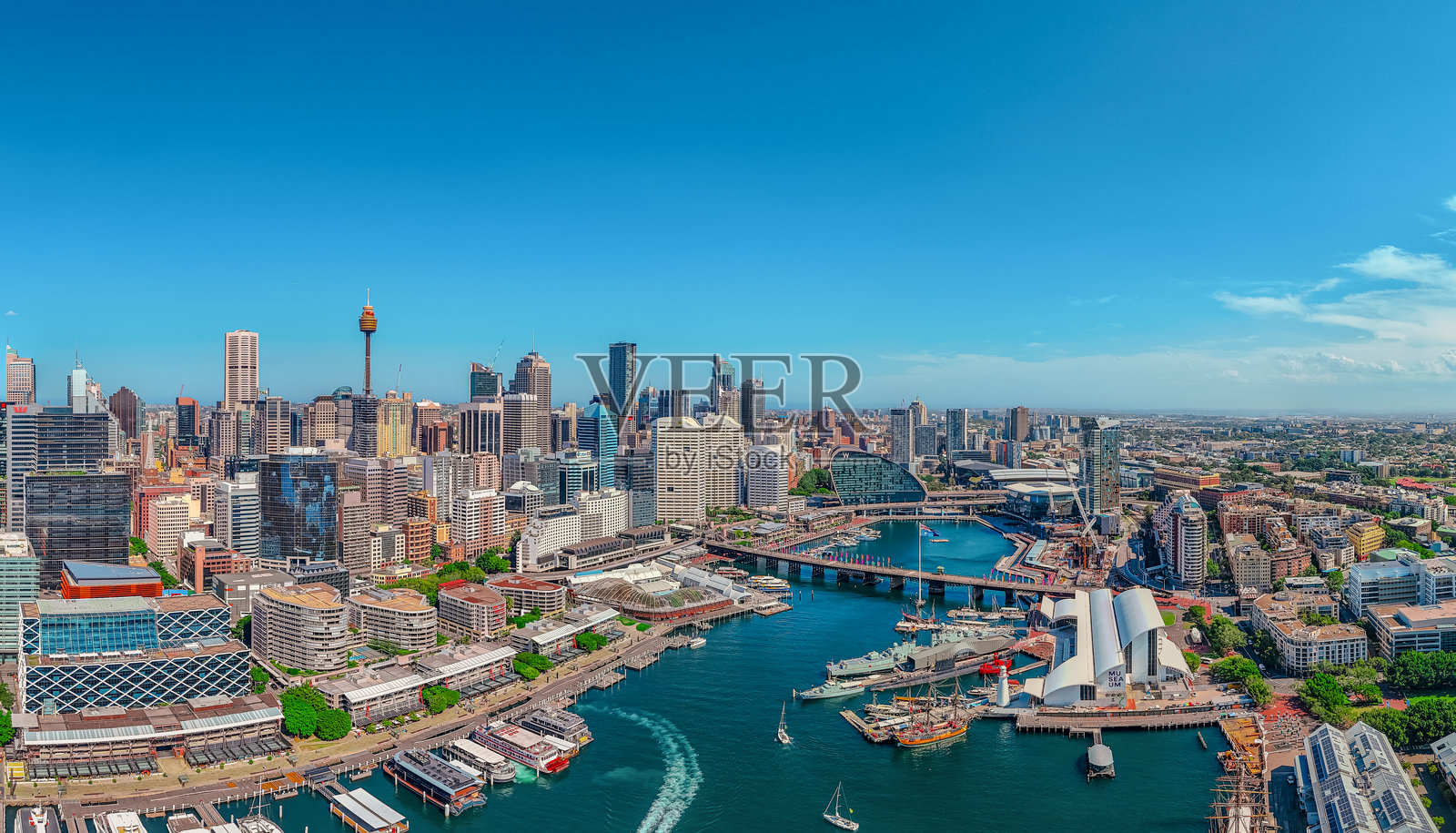 悉尼港和达令港的鸟瞰图，展现了悉尼中央商务区和海港大桥，背景是温暖的夏日蓝天，澳大利亚新南威尔士州。照片摄影图片