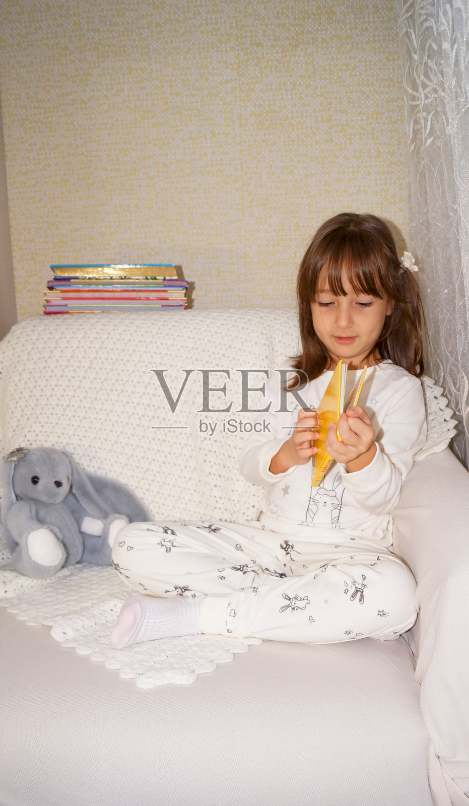 小女孩学习阅读书籍照片摄影图片