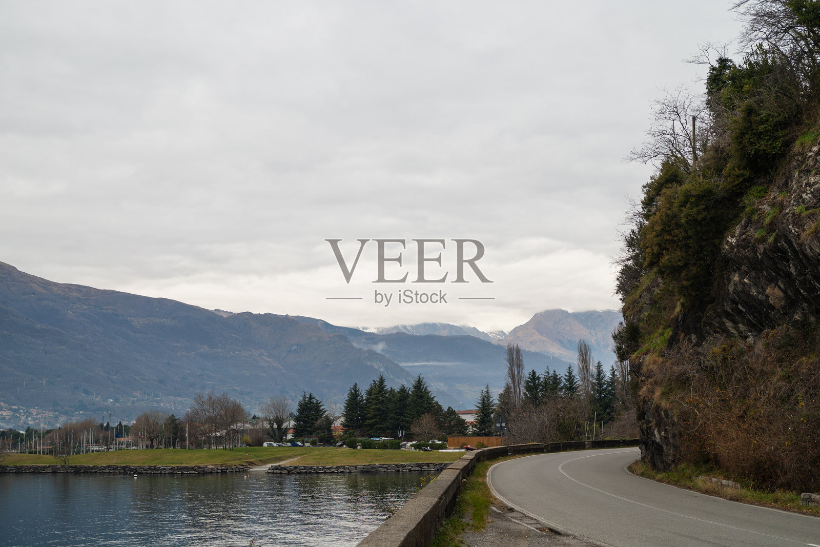 湖边山路转弯的风景与多云的天空照片摄影图片