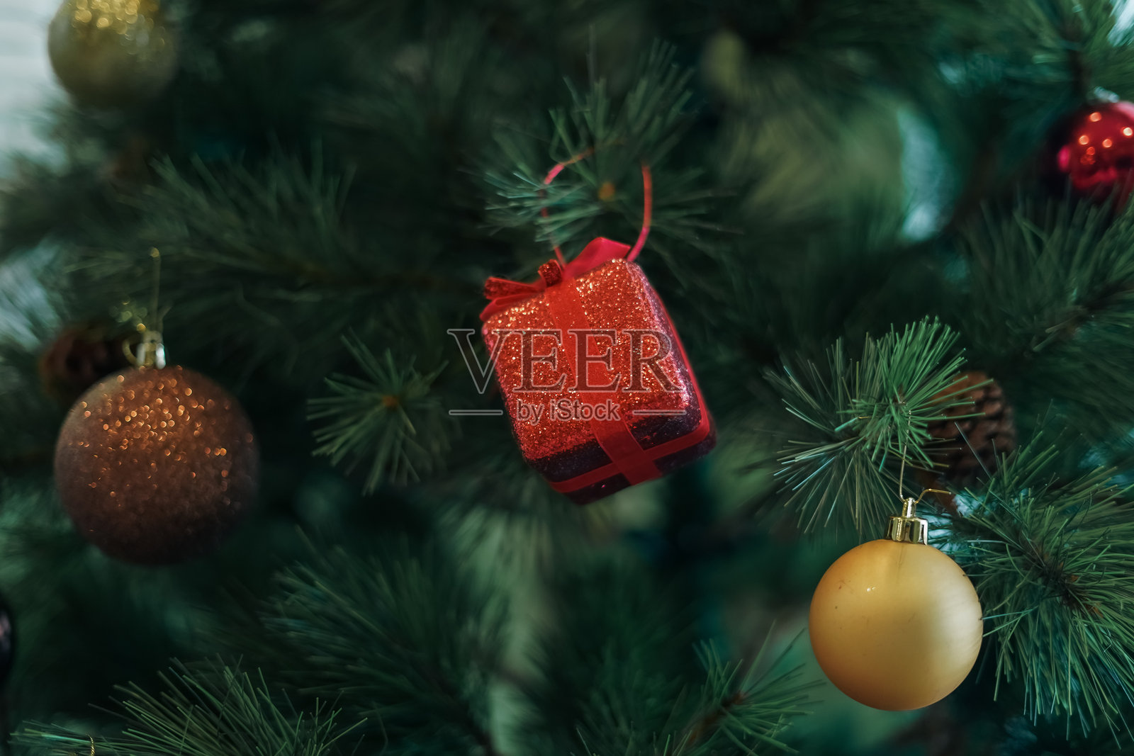 圣诞树上的装饰品照片摄影图片