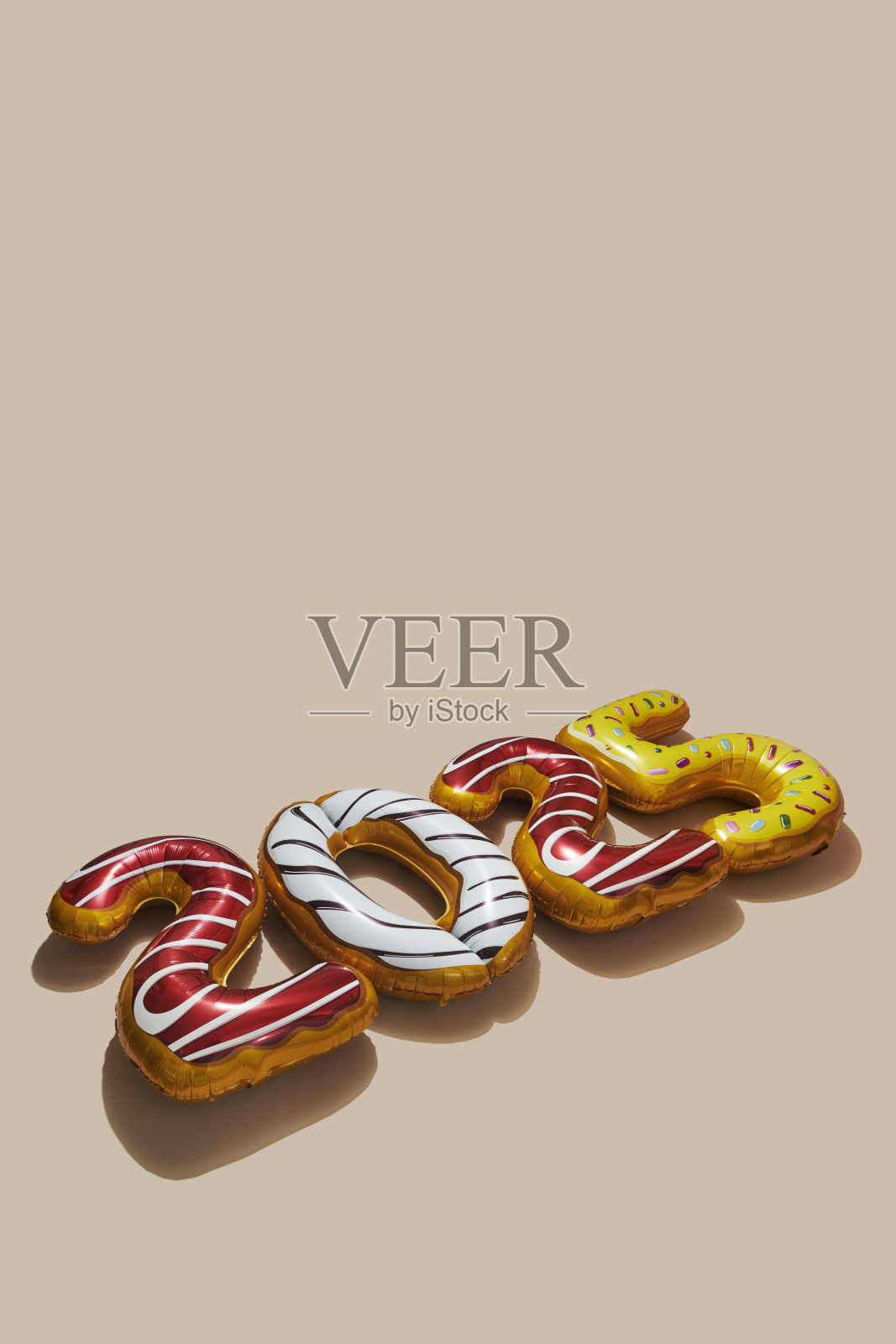 不同颜色的气球组成数字2025照片摄影图片